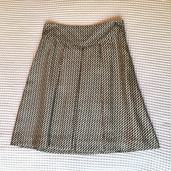 Banana Republic silk pleated skirt. - Picture 4 of 7